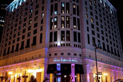 Orlando Haunts Boos and Booze Haunted Pub Crawl - The pacing: a tight 2-hour walking loop with pub breaks