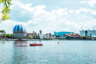 Orlando Highlights & Hidden Gems City Tour with Hotel Pickup - Chain of Lakes Boat Cruise: The Part People Keep Bringing Up