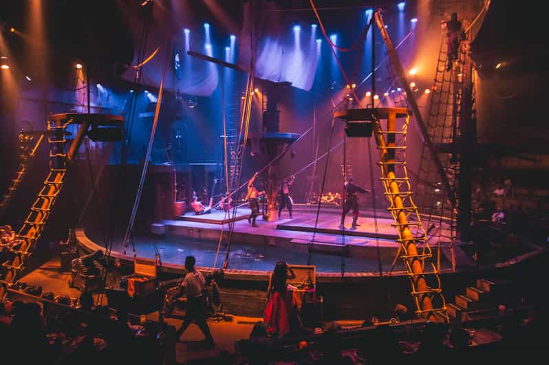 Orlando: Pirates Adventure Dinner Show with Drinks - Getting Oriented: Marketplace Time on the Way In